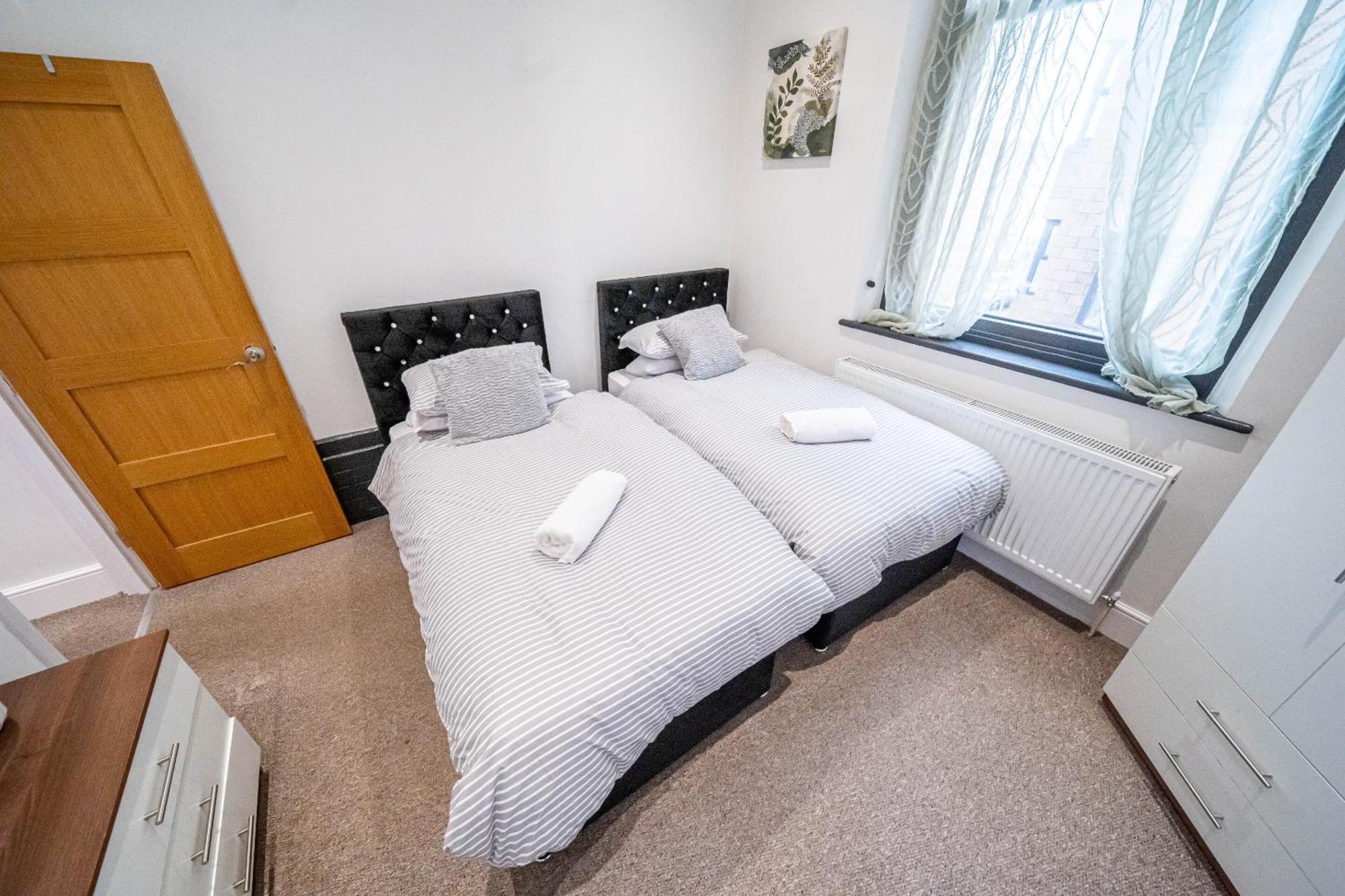 Bv Aparthotel Stays In The Heart Of Barnsley Town Centre Room photo